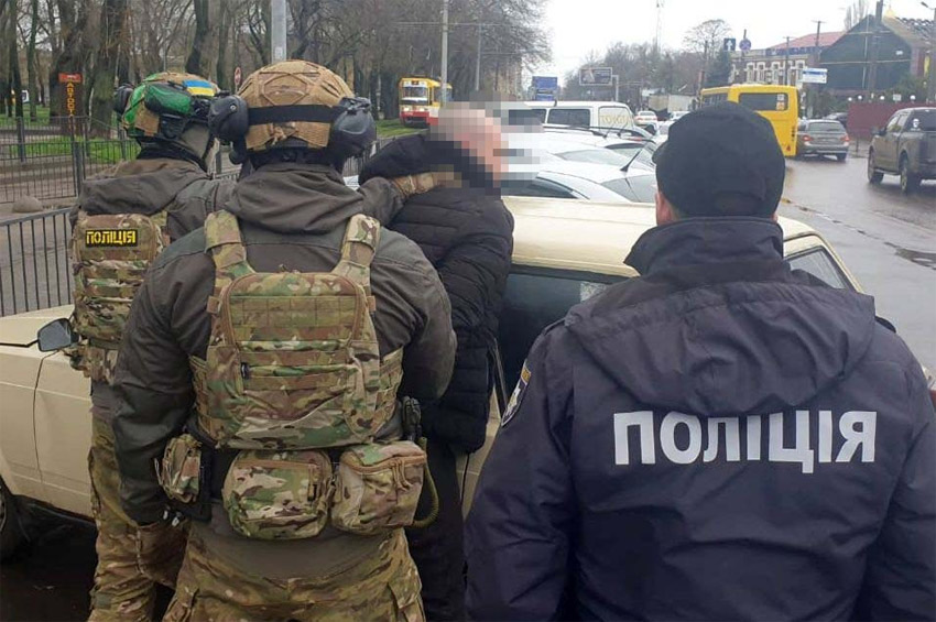 Незаконно переправляли ухилянтів за кордон: хмельницькі поліцейські затримали одного з організаторів схеми 