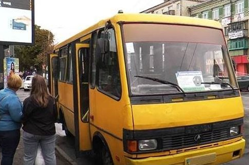 У Провідну неділю в Хмельницькому до кладовищ курсуватимуть додаткові автобуси