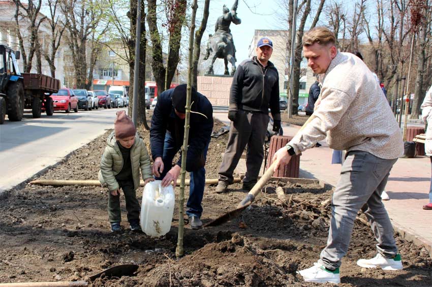 Хмельницький стає ще зеленішим: кожне посаджене дерево - символ подяки нашим воїнам