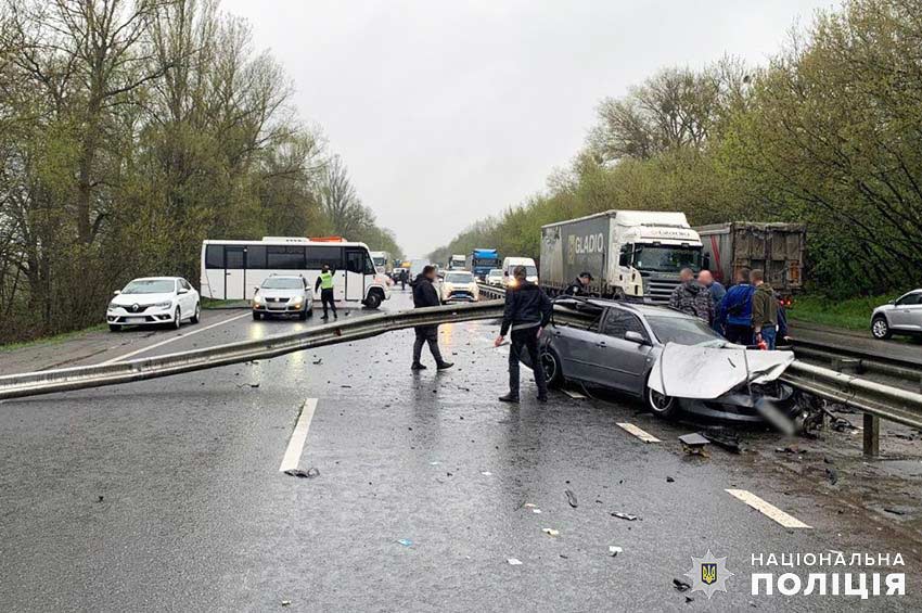Поблизу Хмельницького автомобіль зіткнувся з відбійником: водій загинув