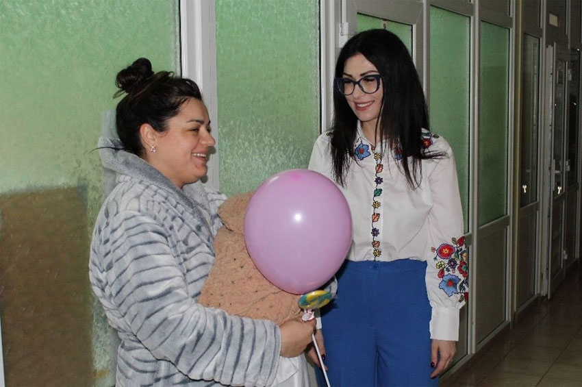 На Хмельниччині матусі в День вишиванки отримали у подарунок традиційний одяг для наймолодших українців