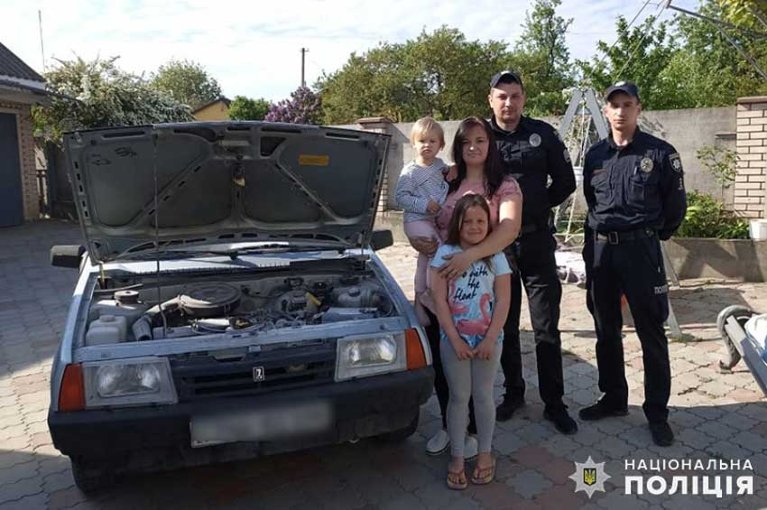 У Красилові патрульні врятували сім’ю з палаючого автомобіля