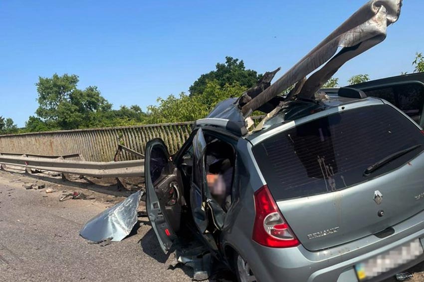 Відбійник наскрізь «прошив» авто: у ДТП на  Хмельниччині двоє загиблих