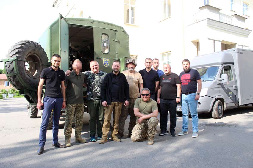 Пересувну СТО та банно-пральний комплекс передали захисникам Хмельниччини