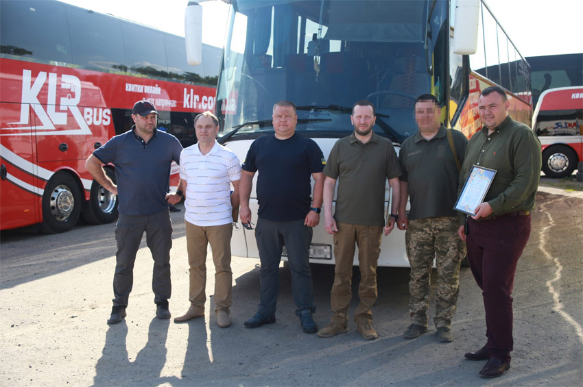 На Хмельниччині передали черговий автобус для військових