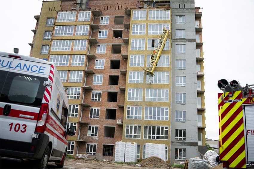 У Хмельницькому на новобудові з монтажного ліфта випав будівельник, ще четверо травмувалися
