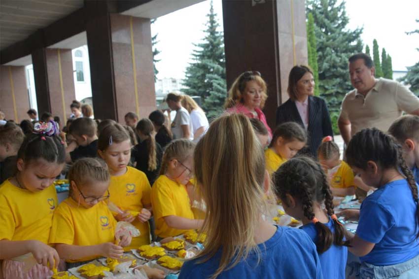На Хмельниччині встановлено рекорд: тисяча янголів – руками дітей, для захисників України