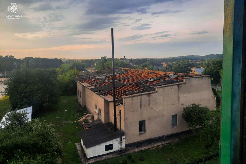 Сильний буревій, що пройшов на півдні Хмельниччини, залишив без світла понад 40 населених пунктів 