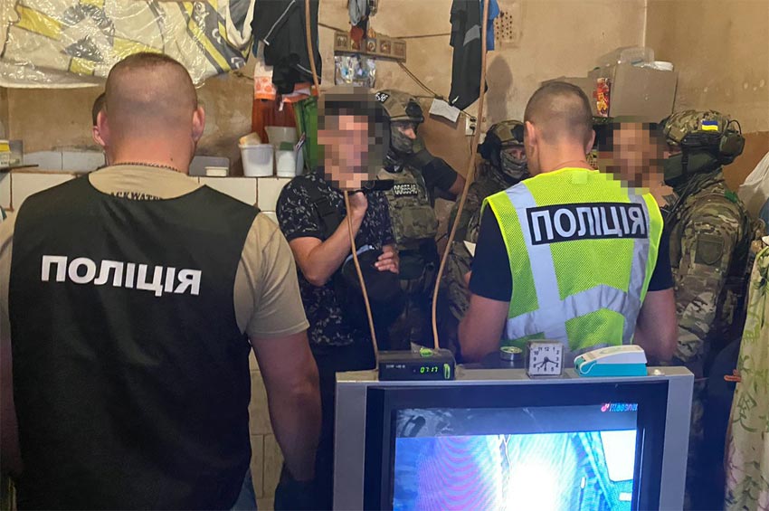 Поліцейські припинили діяльність злочинної групи, що постачала наркотики до Хмельницького СІЗО