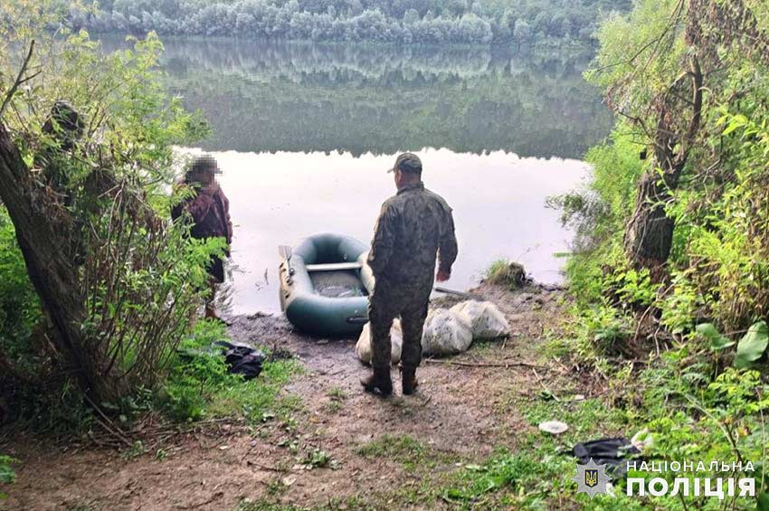 На Дністрі виявили двох браконьєрів, які наловили риби на понад 350 тисяч гривень