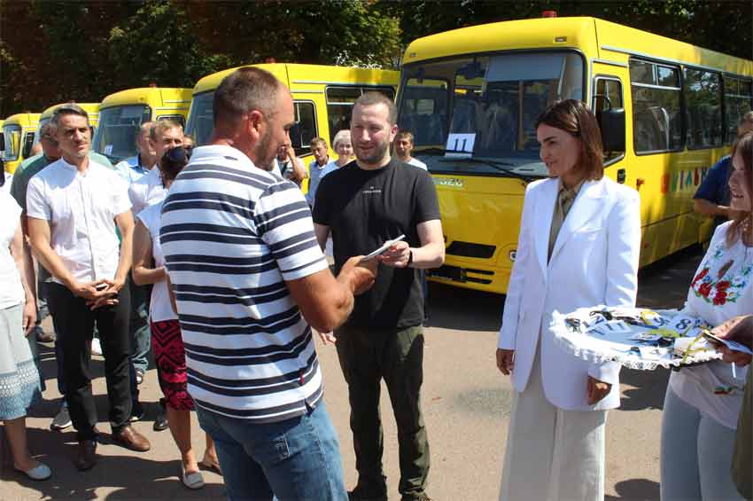 Освітні заклади Хмельниччини отримали 22 нових шкільних автобуси