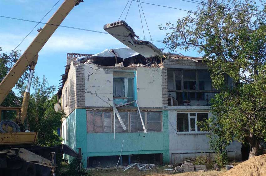 «Пліч-о-пліч»: будівельники з Хмельниччини активно відбудовують будинки у Високопільській громаді