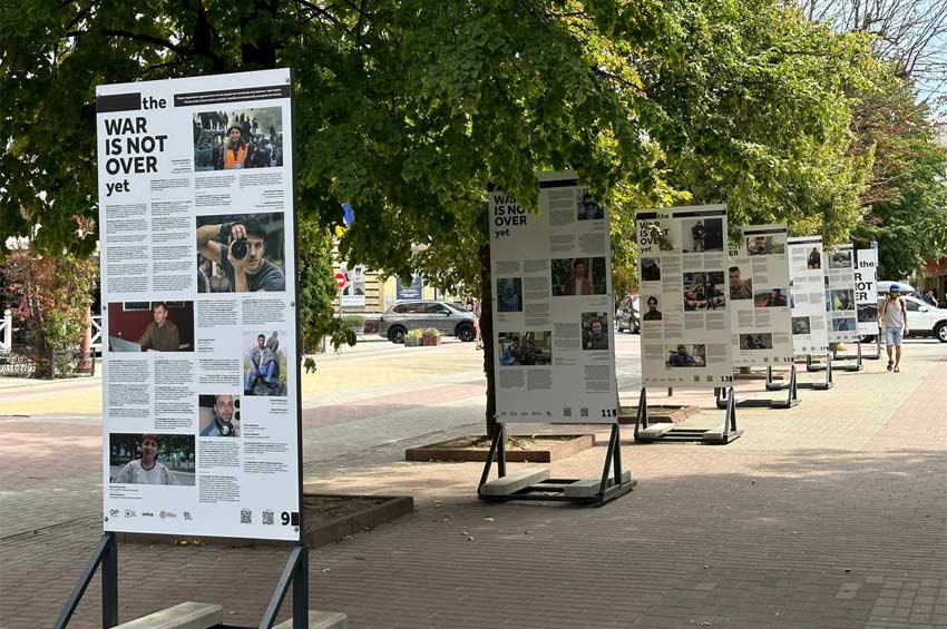 "Війна ще не закінчилась": виставку про злочини Росії проти журналістів вперше показали у Хмельницькому
