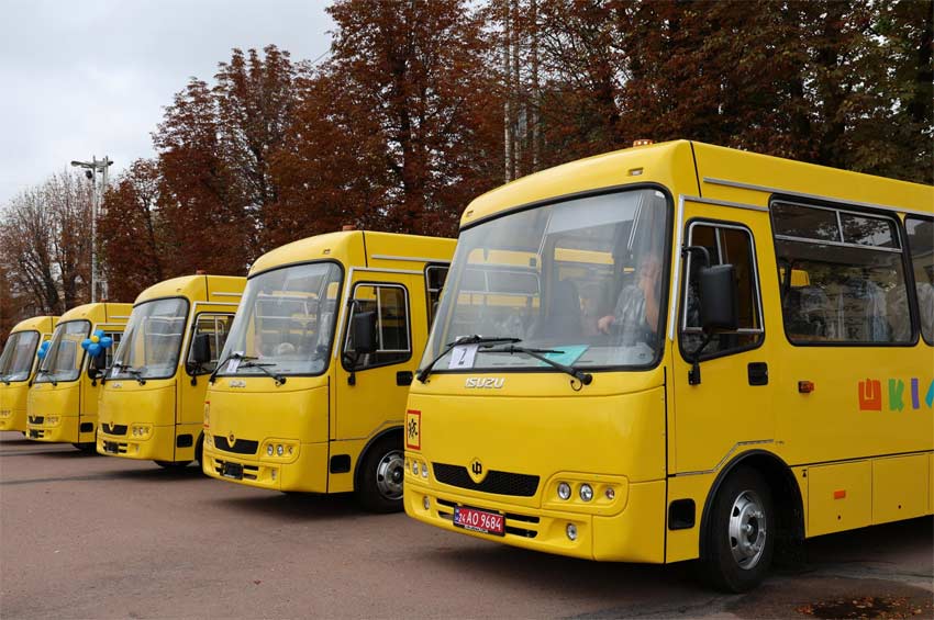 Освітні заклади Хмельниччини поповнилися шістьма новенькими шкільними автобусами