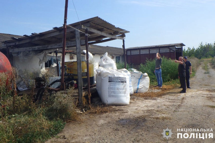 На Шепетівщині працівники одного із аграрних підприємств вкрали 10 мішків добрив зі складу