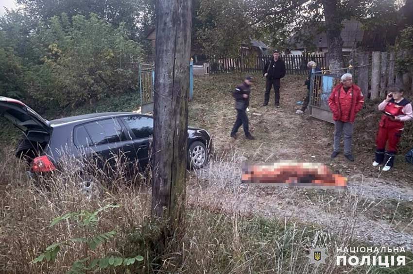 На Хмельниччині некерований автомобіль скотився зі схилу та на смерть переїхав жінку