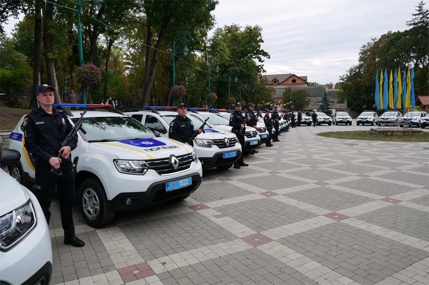 У Камʼянці-Подільському для майбутніх поліцейських офіцерів громад передали 45 автомобілів
