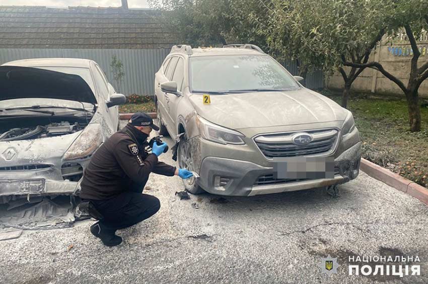 Хмельничанин у стані алкогольного сп’яніння облив пальним автівку незнайомця та підпалив її