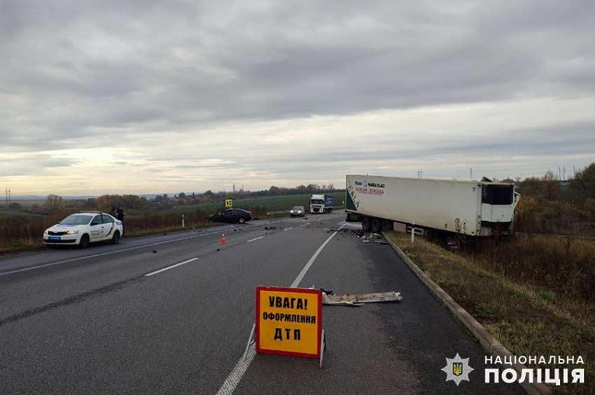 У Хмельницькому районі зіткнулись MAH та Skoda Octavia: водій легковика від отриманих травм загинув