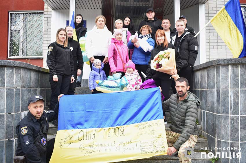 У загиблого Героя Юрія Самковського з Нетішина народився син: підтримати дружину прийшли бойові побратими