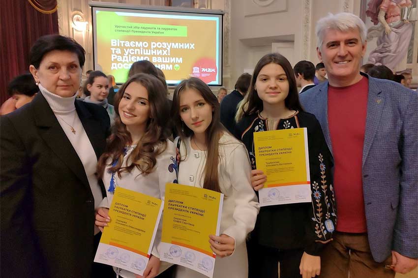 Юні хмельничанки отримали стипендії Президента України