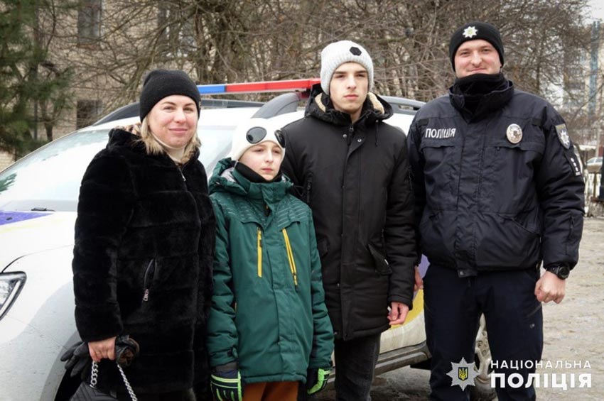 На Кам’янеччині поліцейський офіцер громади врятував двох дітей з палаючого будинку