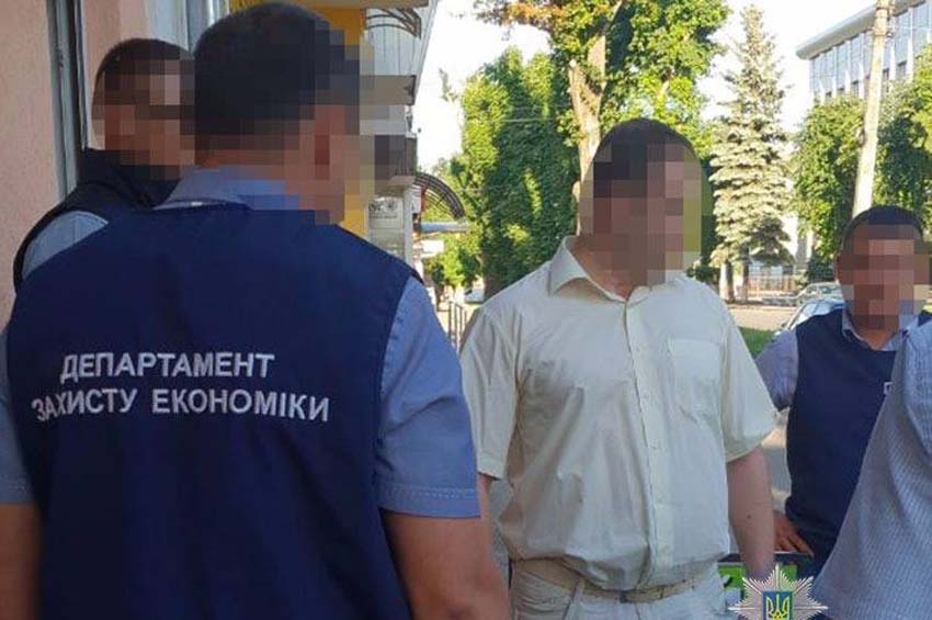 На Хмельниччині на хабарі затримали посадовця облдержадміністрації