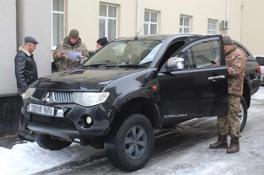 Два позашляховики Mitsubishi L200 поповнили сили зенітно-кулеметного батальйону Хмельниччини