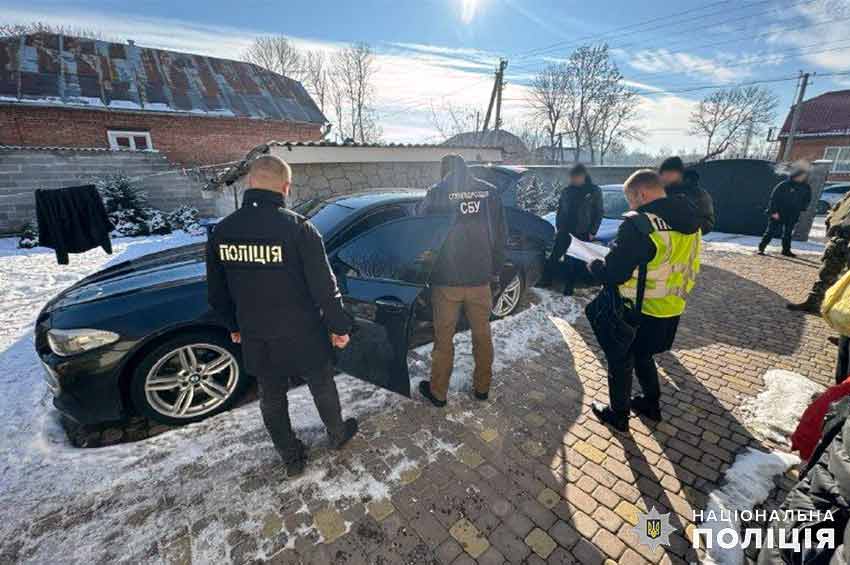 На Хмельниччині викрили міжрегіональну групу шахраїв, які продали неїснуючих автівок на суму понад 1 млн грн