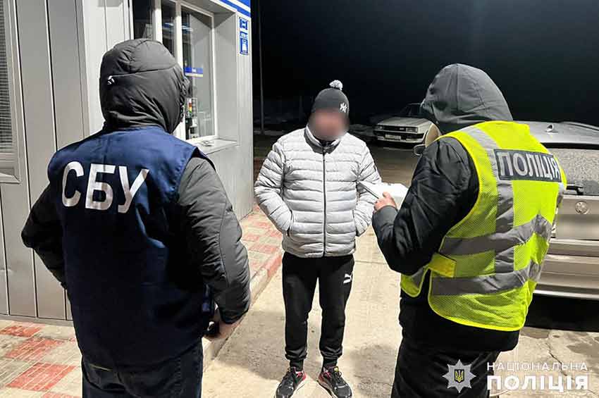 Жителя селища Нова Ушиця викрили на незаконному переправленні чоловіків через державний кордон