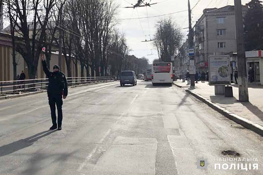 У Хмельницькому пенсіонерка постраждала внаслідок різкого гальмування тролейбуса