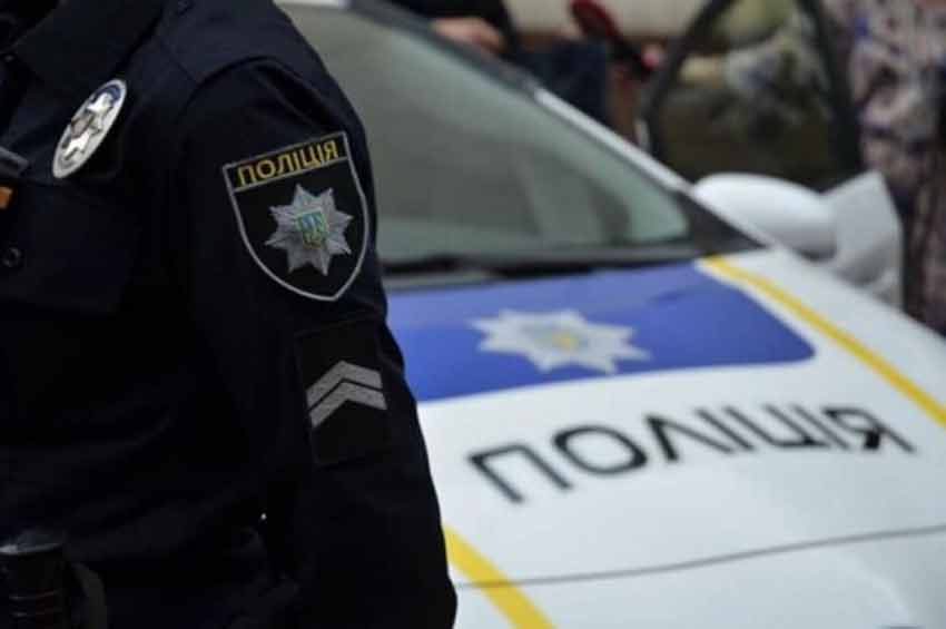 Змусив на колінах просити вибачення: поліцейського підозрюють у перевищенні службових повноважень