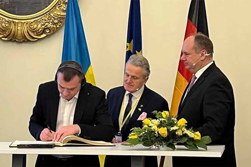 Хмельницький підписав тристоронню угоду про партнерство з двома містами Німеччини