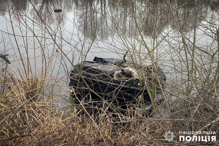 Автівка з'їхала у став: у Полонному в ДТП загинуло двоє чоловіків