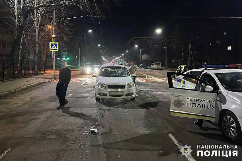 У Хмельницькому на нерегульованому пішохідному переході автівка збила 29-річну жінку