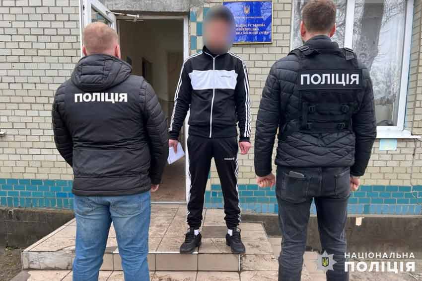 Нелегала з білорусі, який планував створити злочинну групу для вчинення тяжких злочинів, видворили за межі Хмельниччини