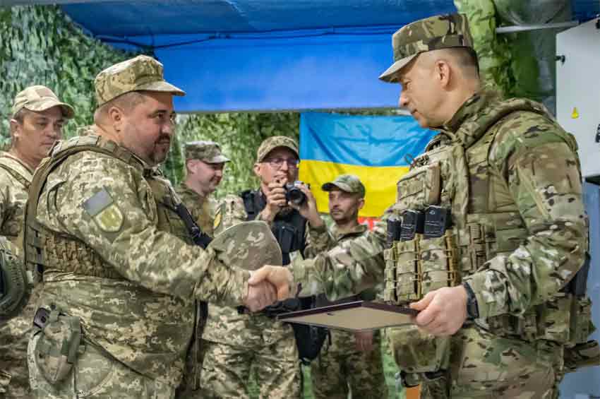 Військовослужбовця із Хмельниччини відзначив грошовим сертифікатом Головнокомандувач ЗСУ