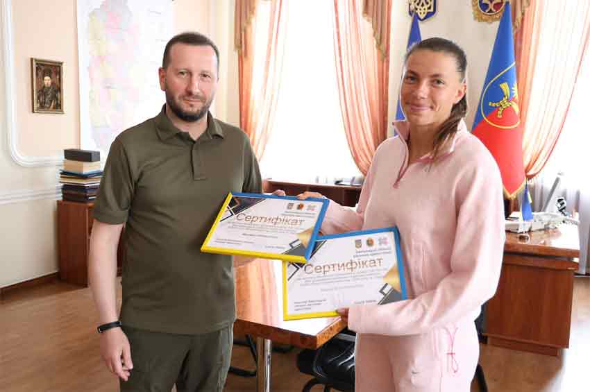 Сергій Тюрін вручив сертифікат на отримання фінансової допомоги хмельницькій легкоатлетці Бех-Романчук