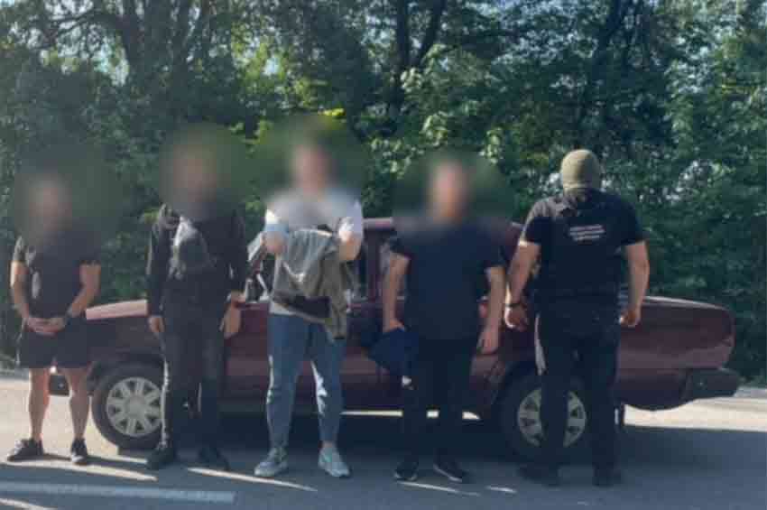Житель Хмельниччини за 17000 доларів США та 7000 євро організував незаконне переправлення чоловіків за кордон