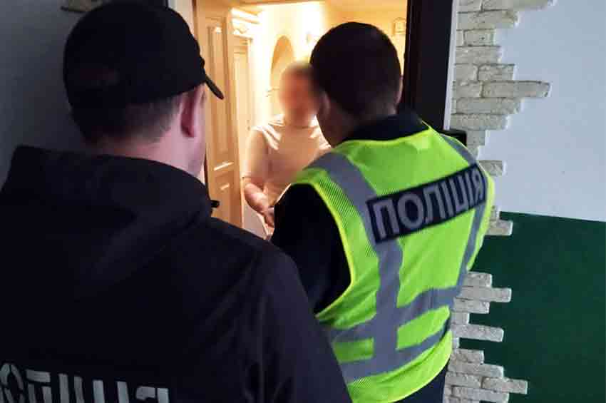 На Хмельниччині оголосили підозру псевдоволонтеру, який продавав призначену військовим гуманітарну допомогу