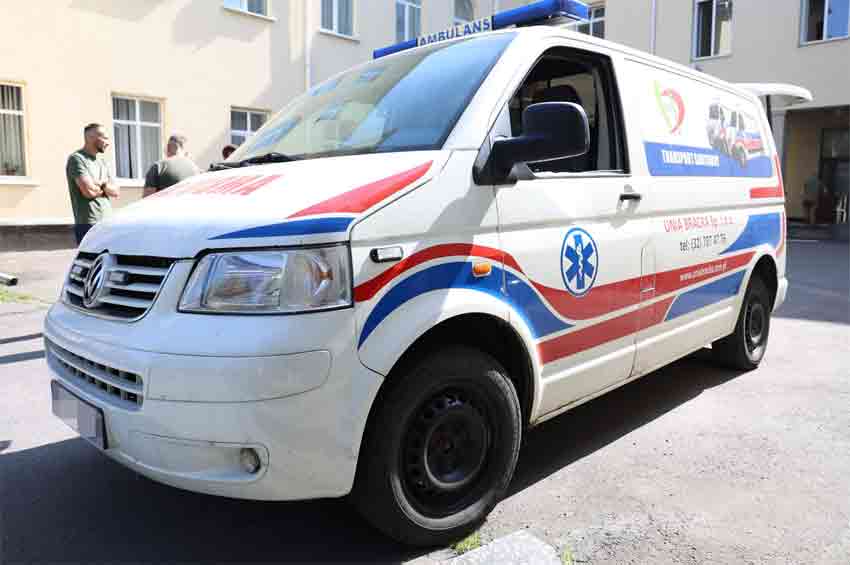 Благодійники передали евакуаційний автомобіль для українських військових