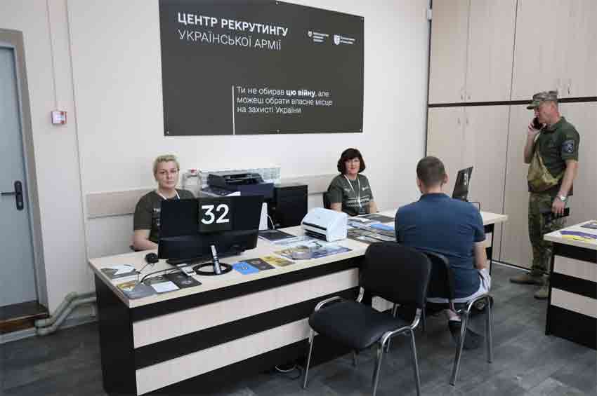 Центр рекрутингу української армії відкрили у Хмельницькому