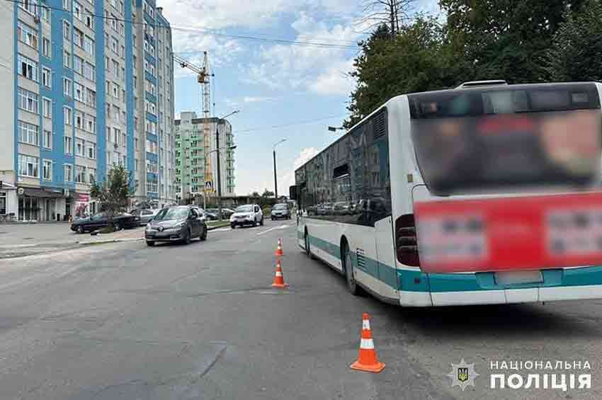 У Хмельницькому пасажирка автобуса на зупинці впала і зламала ногу 