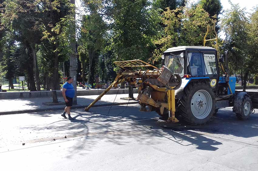 В Хмельницькому трактор обірвав кабель під напругою 600 вольт посеред вулиці