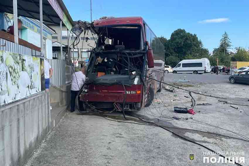 На Камʼянеччині в ДТП потрапив автобус з дітьми: травмувались один дорослий та 7 дітей