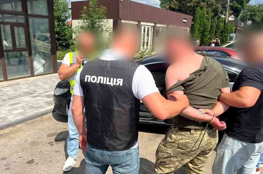 40 000 гривень за оновлення військово-облікових даних: на Хмельниччині затримали офіцера ТЦК