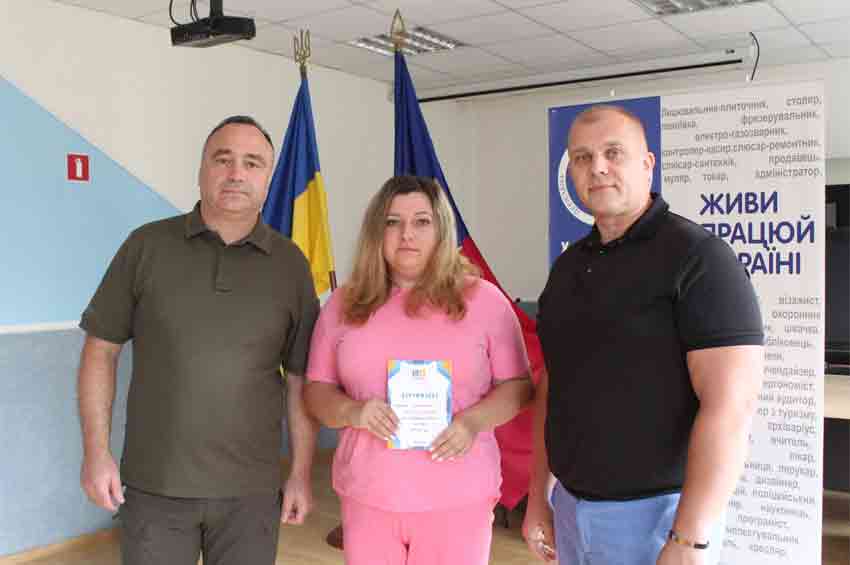 єРобота «Власна справа»: хмельницькі підприємці отримали сертифікати на гранти