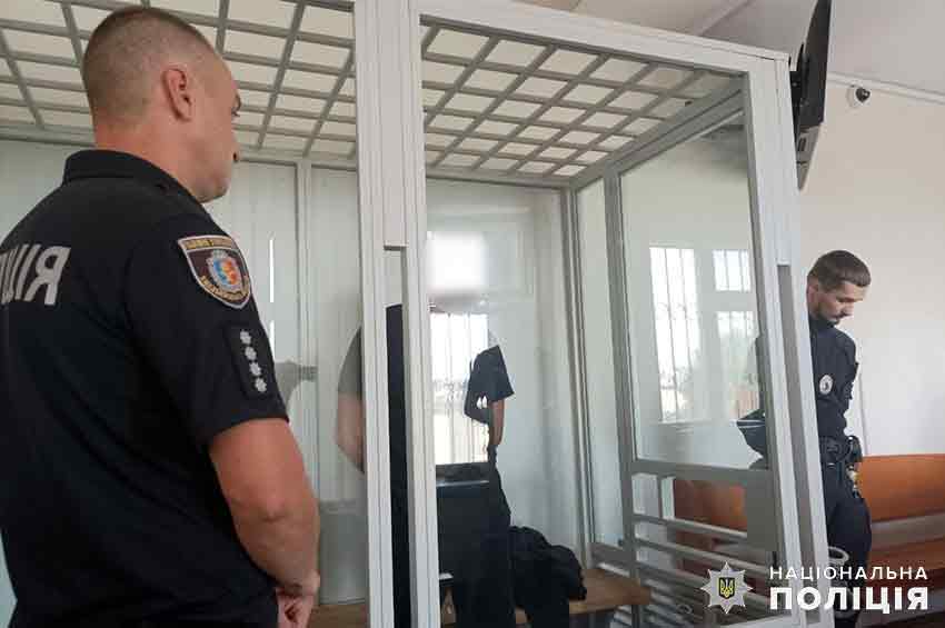 На Хмельниччині чоловік з автомата розстріляв два службових авто та поранив поліцейського