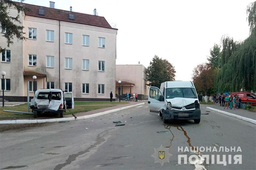 В Славуті дві машини збили жінку з немовлям