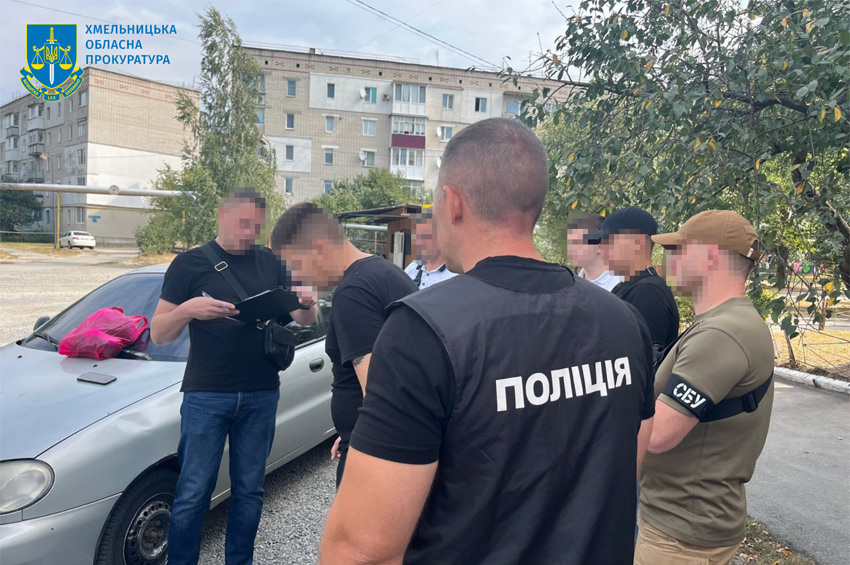 Мешканець Хмельниччини за 9 000 доларів США обіцяв переправити через кордон військовозобов'язаного